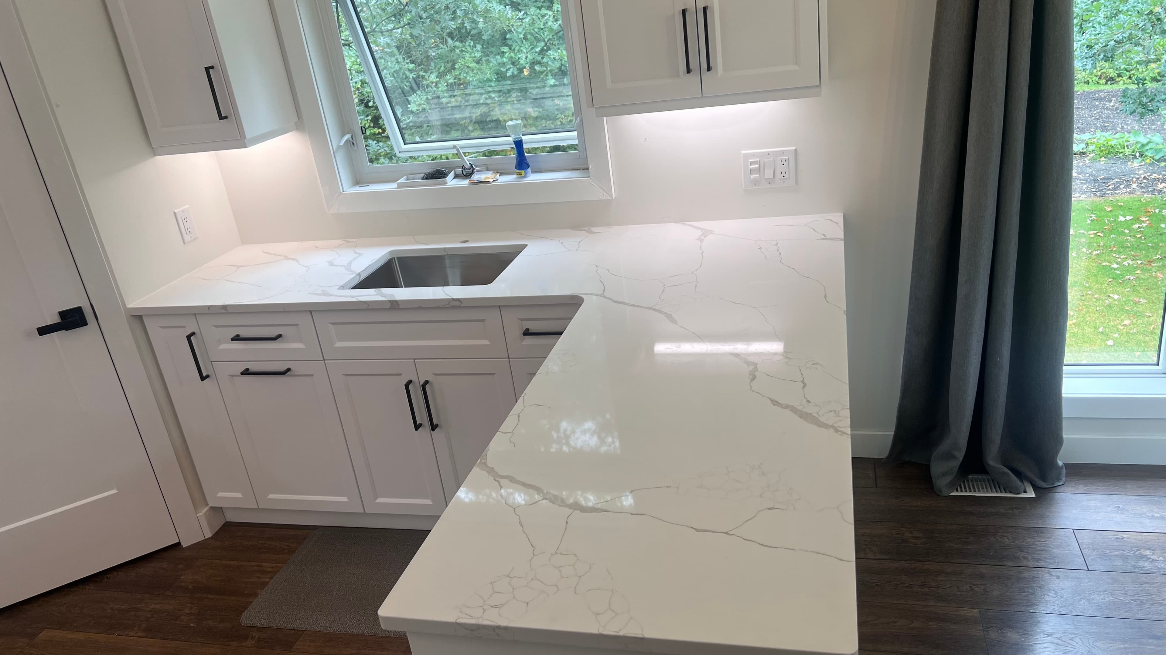 Statuario Quartz countertop — Family bath vanity set in Charleswood, Winnipeg